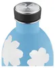 Close-up of the top of a blue water bottle with white floral patterns and a silver and black cap. Produktbild-Vorschau