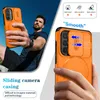 A man holding an orange phone case, with a close-up of the case on the right. Produktbild-Vorschau