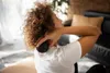 Frau benutzt Johnson Massageball, Grösse S, Lifestyle Produktbild-Vorschau
