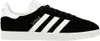 A side view of a black Adidas Gazelle sneaker with white stripes and sole. Náhled obrázku produktu