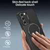 A person's hands are holding a black phone case with carbon fiber texture. Produktbild-Vorschau