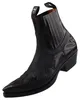 Das Bild zeigt einen schwarzen Stiefel der elegant und schlicht gestaltet ist. Der Stiefel wird von der Seite betrachtet und hebt seine Form und Details hervor. Produktbild-Vorschau