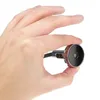 A hand holding a digital peephole. Produktbild-Vorschau
