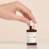 A hand is holding a dropper bottle of serum. Anteprima dell’immagine prodotto