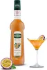 A bottle of passion fruit syrup next to a cocktail and a passion fruit. Produktbild-Vorschau