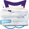 A folded white duvet is shown against a white background with purple graphic elements and sparkles. Produktbild-Vorschau
