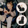 A young girl is sitting in a car seat, being secured by an adult's hands. Two circular insets show the car seat from different angles with arrows indicating movement. Produktbild-Vorschau