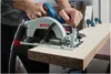 A person is using a Bosch circular saw to cut a piece of wood. Anteprima dell’immagine prodotto