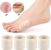A close-up of a person's foot with blister patches applied, and inset images showing skin conditions. Anteprima dell’immagine prodotto