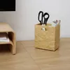 Knitterbox mit Schere und Stiften auf Holzschreibtisch – ordnet Büroaccessoires stilvoll Produktbild-Vorschau