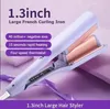 A close-up marketing image of a hair curler with text overlays highlighting its features. Produktbild-Vorschau