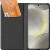 A black flip case for a smartphone, with a credit card inserted into a slot. Náhľad obrázku produktu
