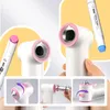 A collage of images showing an airbrush marker device and its use, with close-ups of its features and a hand holding it. Voir les images du produit