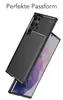 A black carbon-look phone case is shown diagonally over a smartphone. Produktbild-Vorschau