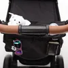Close-up of a black stroller organizer attached to the handle. Náhled obrázku produktu
