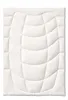 A white comforter is laid flat on a white background, showing its quilted pattern. Produktbild-Vorschau
