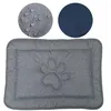 A dog mat with two circular close-up views of its material properties. Náhled obrázku produktu