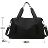 A black duffel bag with dimensions indicated by measurement lines and numbers. Voir les images du produit