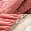 Nahaufnahme-Collage, die die gesteppte Textur eines Korallenstoffs und den elastischen Rand mit beigem Rücken zeigt Náhled obrázku produktu