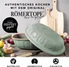 A Römertopf clay pot and its lid are displayed on a wooden surface with ingredients like onions, garlic, and lemons, along with cutting boards in the background. Text overlays highlight the brand and product benefits. Produktbild-Vorschau