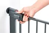 A hand is shown operating the latch mechanism of a baby gate. Voir les images du produit