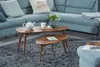 Couchtisch 2er Set Sheesham Massivholz Braun Retro Nierenform in Gesamtansicht mit gestapelten Tischen vor blaugrauem Sofa. Podgląd zdjęcia produktu