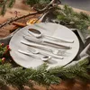 A set of cutlery is arranged on a plate, surrounded by festive greenery and cinnamon sticks, suggesting a holiday meal setting. Anteprima dell’immagine prodotto