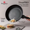 A frying pan is shown tilted, with a fried egg sliding out onto a sandwich and avocado slices. Text highlights the product's features. Anteprima dell’immagine prodotto
