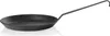 A black cast iron pan with a long handle and a hook at the end, presented on a white background. Anteprima dell’immagine prodotto