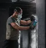 A man is using an angle grinder on a concrete pillar. Voir les images du produit