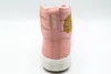 The back view of a pink Converse sneaker boot. Anteprima dell’immagine prodotto