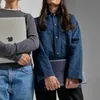 Two people holding laptops. Produktbild-Vorschau