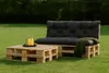 Outdoor seating area with pallet furniture and drinks. Produktbild-Vorschau