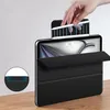 A hand is placing an Apple Pencil into a magnetic holder on a black tablet case. Anteprima dell’immagine prodotto