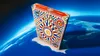 A product box is placed on a stylized representation of the Earth. Voir les images du produit