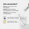 Instructions on how to use a collagen powder product, showing the powder being poured into a glass of water with a spoon. Produktbild-Vorschau