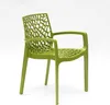 A single green plastic chair with an open, web-like design on a white background. Voir les images du produit