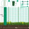 A green fence roll and fence posts are shown in a grassy area with some yellow flowers, indicating its use as a garden or safety fence. Dimensions and quantities of accessories are also displayed. Produktbild-Vorschau