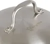 A close-up view of a stainless steel lid with a handle and a logo. Náhled obrázku produktu