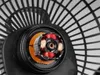 A close-up view of the motor and fan blades of a black fan. Náhled obrázku produktu