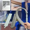 Grauer flexibler Mikrofaser-Staubwedel mit Teleskopgriff, gezeigt bei der Reinigung eines Lüftungsschachts und unter Möbeln Produktbild-Vorschau