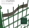 A close-up view of a green fence with a gray privacy strip being threaded through it, illustrating how it is installed. A small inset image shows a detail of the fence and the privacy strip. Produktbild-Vorschau