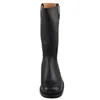 Auf dem Bild ist ein schwarzer Stiefel in seitlicher Ansicht zu sehen. Der Stiefel hat eine glatte Oberfläche und eine modische Form. Produktbild-Vorschau