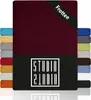 A folded burgundy fitted sheet is displayed with a stack of other colored fitted sheets on the left and right sides. The product name and brand logo are visible. Produktbild-Vorschau