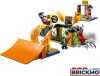 A LEGO City Stunt Park playset with a motorcycle rider performing a stunt, a spider cage, and a minifigure. Podgląd zdjęcia produktu