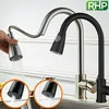 A hand is shown holding a pull-down kitchen faucet head, with water spraying from it. Two inset circles show close-ups of the faucet head's spray patterns. In the background, two kitchen faucets are visible, one black and one silver. Anteprima dell’immagine prodotto