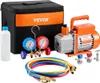 A vacuum pump and manifold gauge kit is laid out on a white background, with a black and orange carrying bag behind it. Voir les images du produit