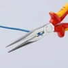 A close-up shot of needle-nose pliers holding a blue wire against a white background. Anteprima dell’immagine prodotto