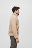 A man wearing a beige fleece jacket and khaki pants, shown from the side against a white background. Anteprima dell’immagine prodotto