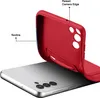 A red phone case is shown being placed onto a silver smartphone. Produktbild-Vorschau